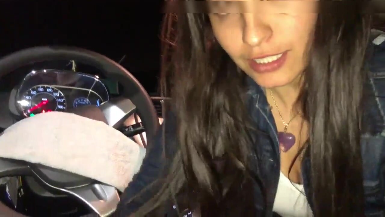 Chica amateur de gran aspecto muestra sus tetas y hace sexo oral en el coche