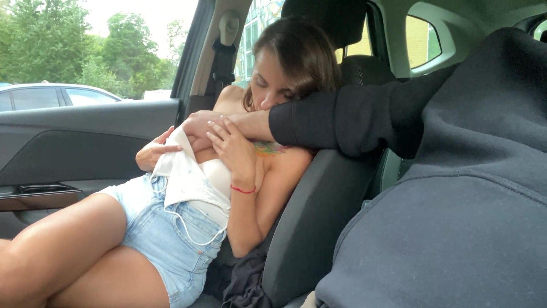 Linda novia exhibiendo tetas en el auto y dando una mamada rápida Foto