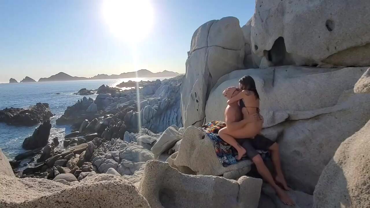Impresionante sexo en la playa con una mujer soberbia